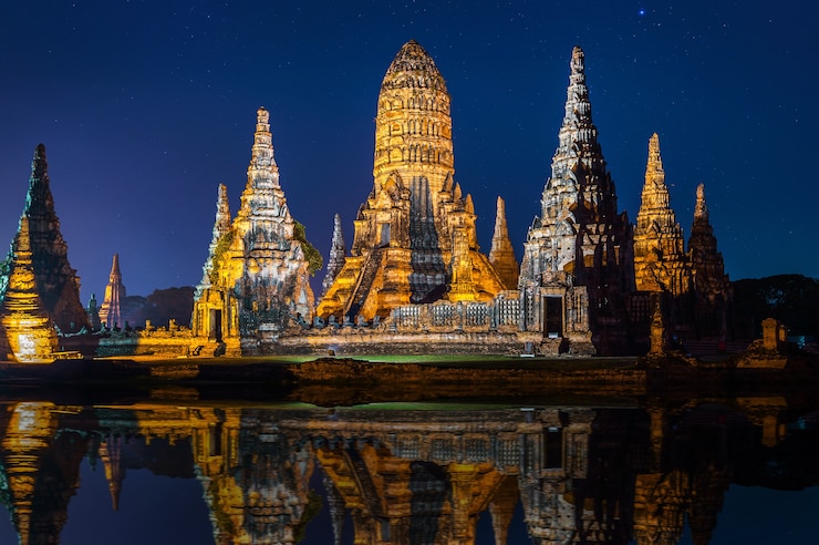 無料Photo アユタヤ歴史公園、タイのワットチャイワタナラム仏教寺院。