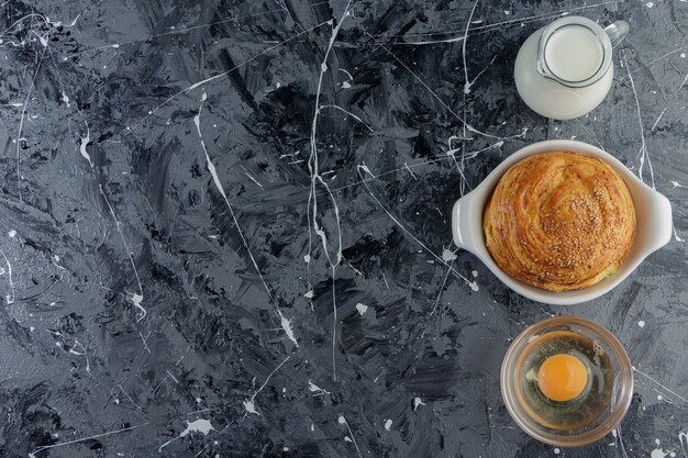 未調理の鶏卵と新鮮な牛乳のガラスピッチャーを備えたアゼルバイジャン国立ペストリー