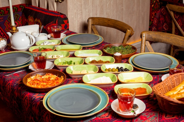 Бесплатное фото Азербайджанский завтрак в ресторане с традиционной скатертью