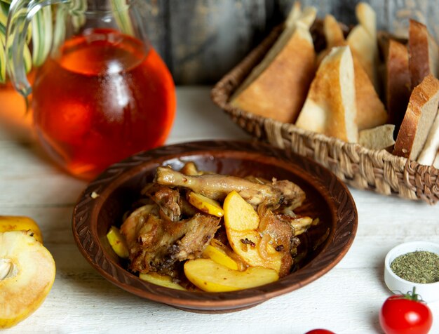 아제르바이잔 닭 요리 chighirtma 기름에 요리 감자와 함께 제공