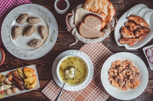 Азербайджанская национальная кухня дюшбар, гюрза, пити и соленья