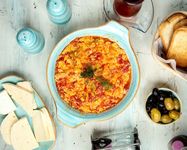 Foto gratuita azeri tradizionali uova fritte con pomodori un piatto con formaggi e olive