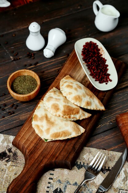 Азербайджанский традиционный джорат кутаба с мясом
