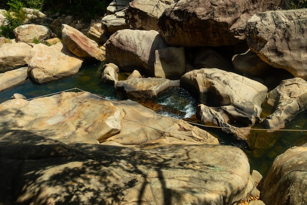 Foto gratuita ba ho cascate cliff jumping nella provincia di khanh hoa, vietnam