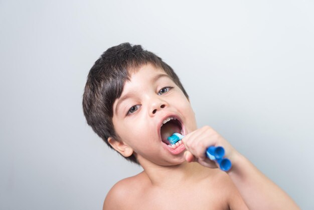 彼の歯を磨く男の子