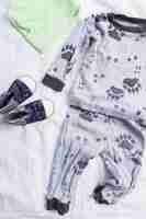 Foto gratuita vestiti del neonato su sfondo bianco