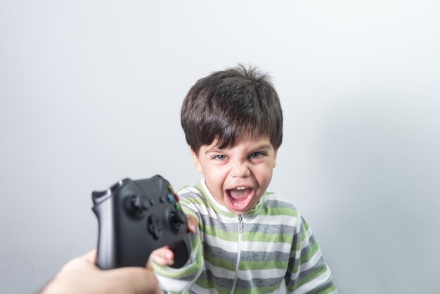 Мальчик-геймер с контроллером в руке