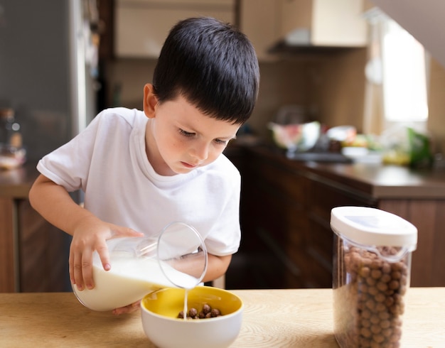 朝の朝食を持つ男の子