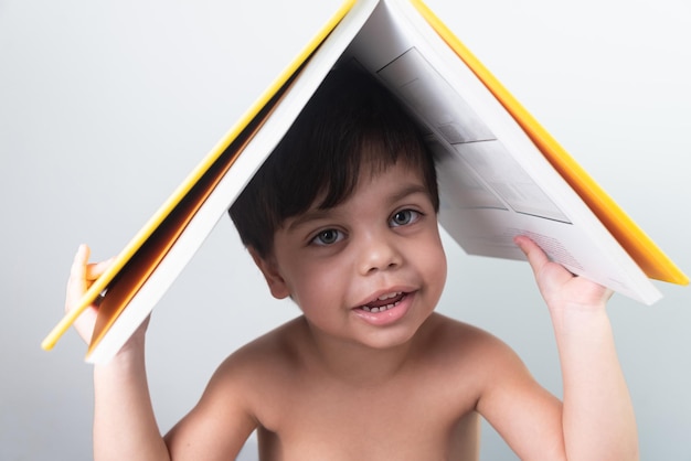 Мальчик с желтой книгой на голове