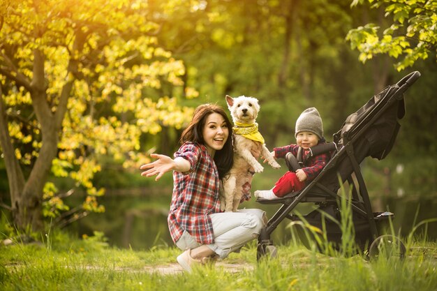 赤ん坊の子供の家族の若い母