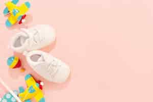 Foto gratuita concetto di bambino. accessori piatti con scarpe per bambini e aereo giocattolo in legno.