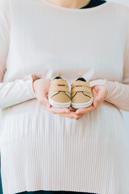 Free photo baby concept with mother holding shoes