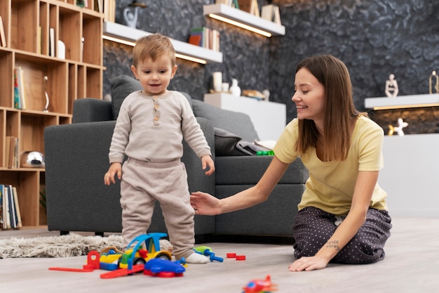 Foto gratuita bambino che fa i suoi primi passi