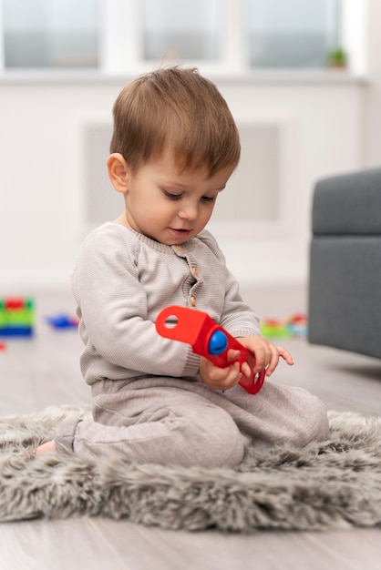 Foto gratuita bambino che fa i suoi primi passi