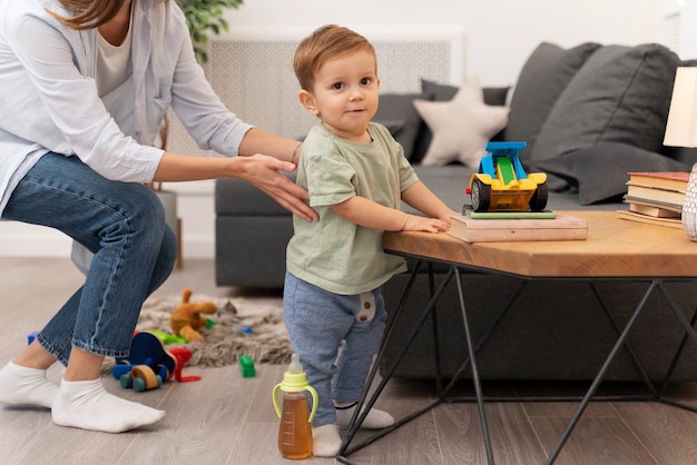 Foto gratuita bambino che fa i suoi primi passi