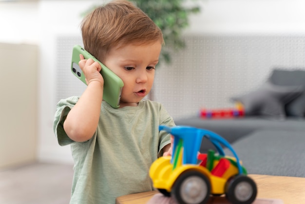 Foto gratuita bambino che fa i suoi primi passi