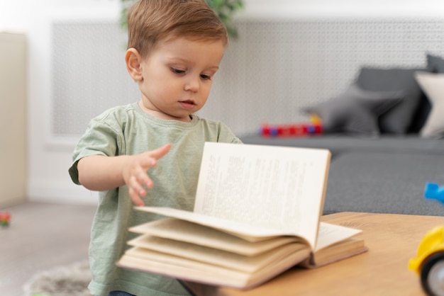 Foto gratuita bambino che fa i suoi primi passi