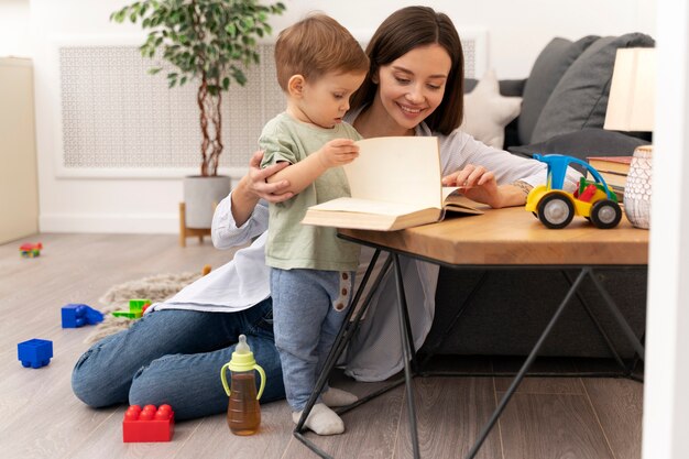 Foto gratuita bambino che fa i suoi primi passi