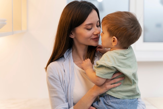 Bambino che fa i suoi primi passi