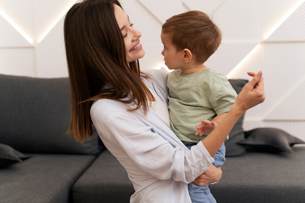 Bambino che fa i suoi primi passi