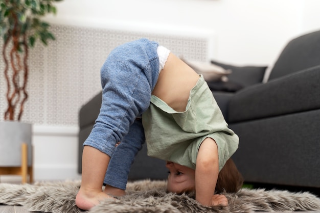 Foto gratuita bambino che fa i suoi primi passi