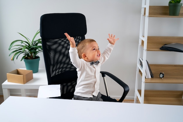 Foto gratuita bambino vestito da uomo d'affari