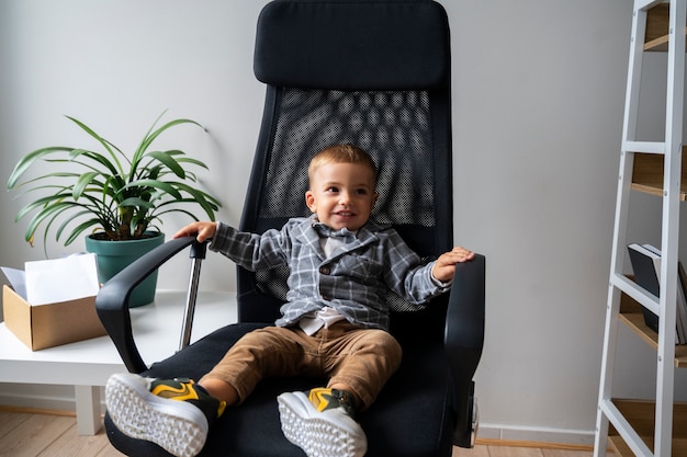 Foto gratuita bambino vestito da uomo d'affari