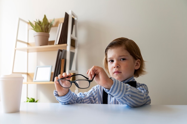 Foto gratuita bambino vestito da uomo d'affari