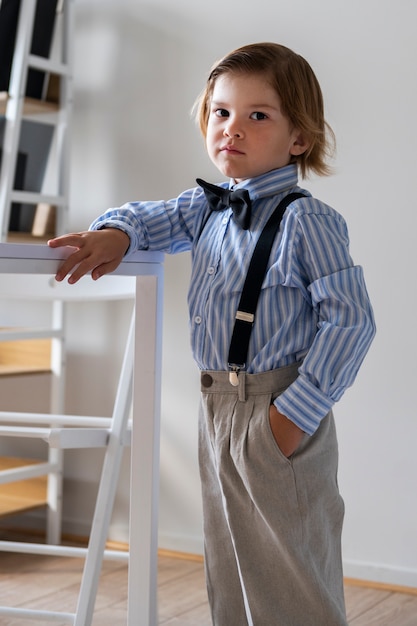 Foto gratuita bambino vestito da uomo d'affari