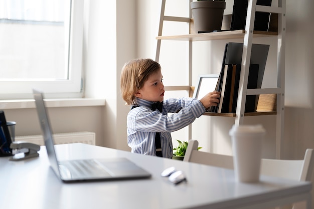 Foto gratuita bambino vestito da uomo d'affari