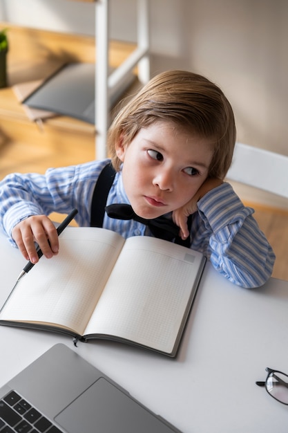 Foto gratuita bambino vestito da uomo d'affari