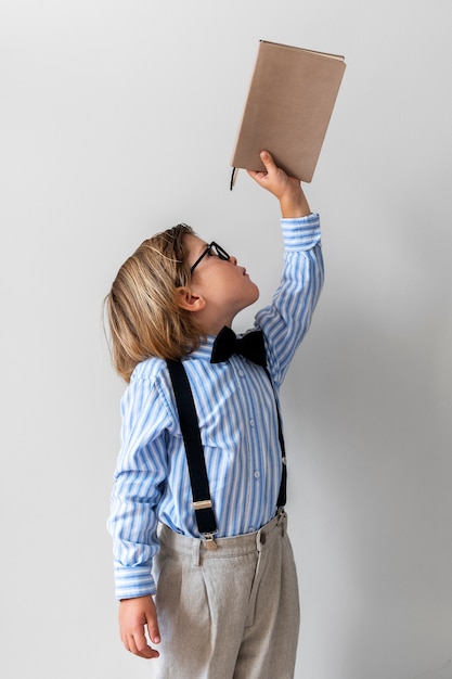 Foto gratuita bambino vestito da uomo d'affari