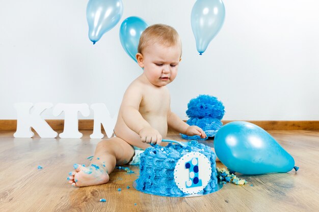 「赤ちゃんは誕生日ケーキを食べます。」