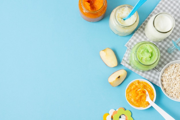 Foto gratuita alimenti per bambini sulla vista superiore del fondo blu