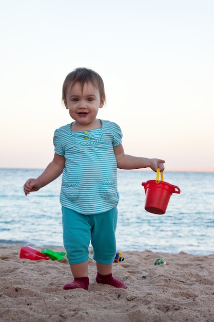 모래 해변에 여자 아기