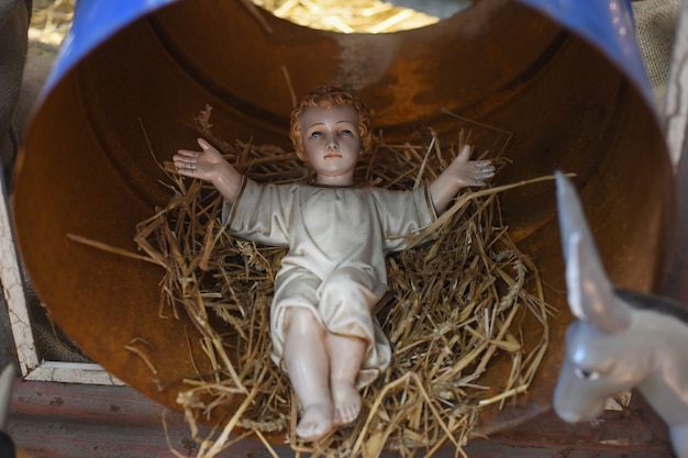わらのゆりかごに横たわっている赤ん坊のイエス
