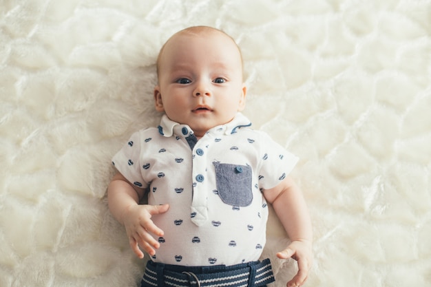 Foto gratuita il bambino giace sul letto