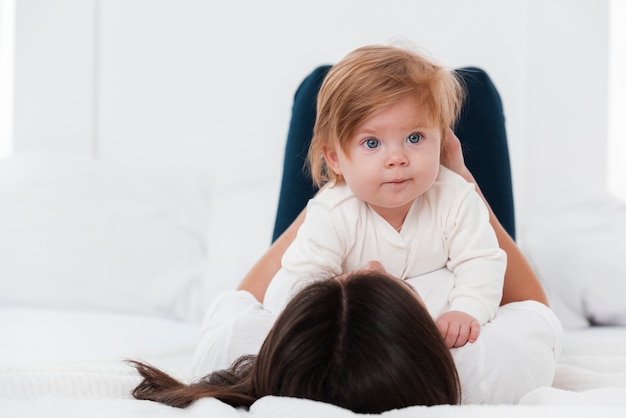 Bambino che guarda lontano tenuto da madre