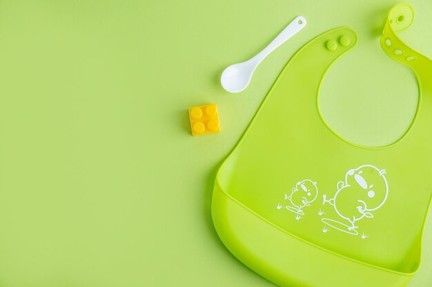 Детская тарелка с кашей на зеленом