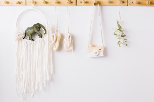 Foto gratuita scarpe da bambino, macchina fotografica giocattolo e decorazioni da vivaio