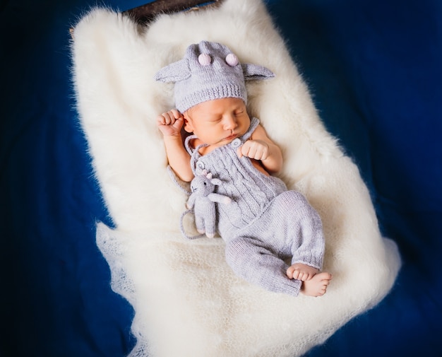 無料写真 ふわふわの白い枕で赤ちゃんが眠る