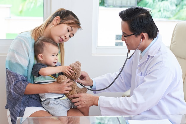 baby visiting hospital with mom