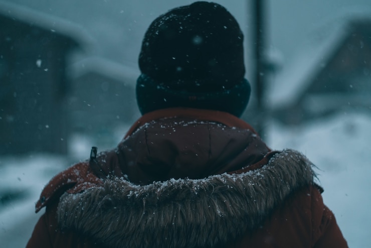 Free Photo back of a man with a hooded coat and a beanie during winter