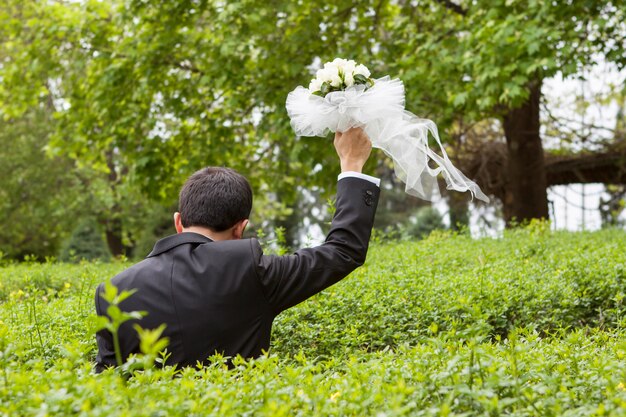 バック男性の結婚式の庭の緑