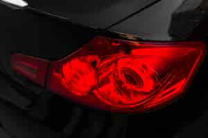 Бесплатное фото Задняя часть черного автомобиля с красным задним светом