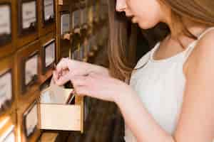 Foto gratuita di nuovo al concetto del banco con la fine in su della donna che studia nella libreria