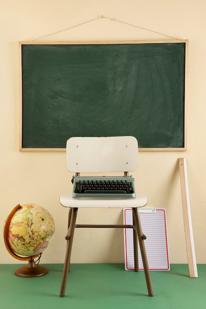 Foto gratuita ritorno al concetto di scuola con varie forniture