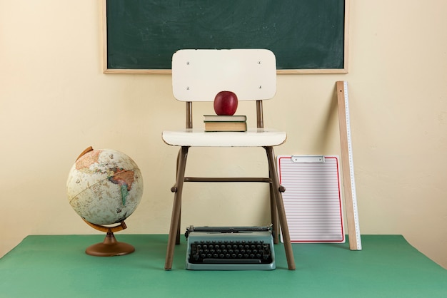 Foto gratuita ritorno al concetto di scuola con varie forniture