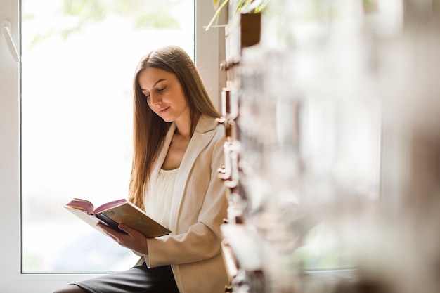 図書館で勉強している女性と学校のコンセプトに戻る