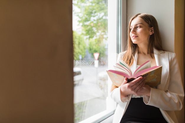 図書館で勉強している女性と学校のコンセプトに戻る